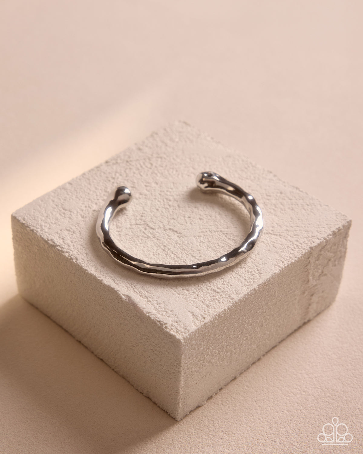 Paparazzi Accessories - Hammered Haul - Silver - Paparazzi Accessories