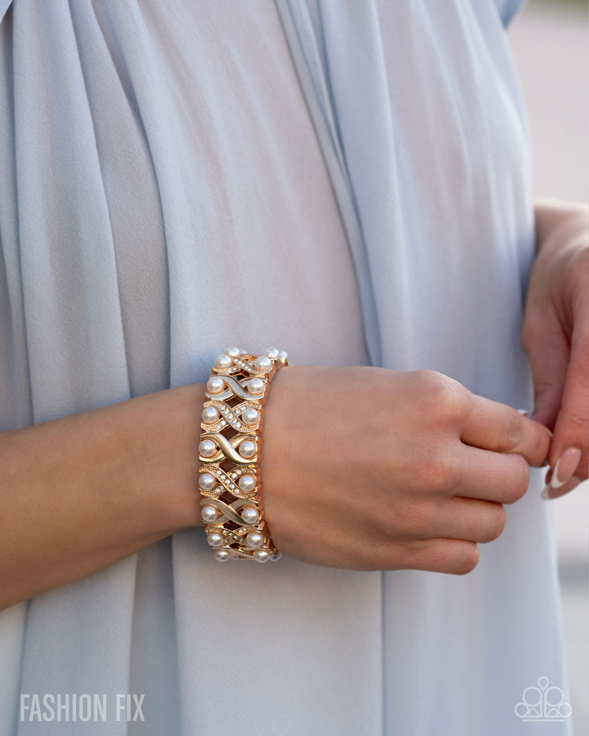 Paparazzi Accessories - Elizabethan Era - Gold- Paparazzi Accessories